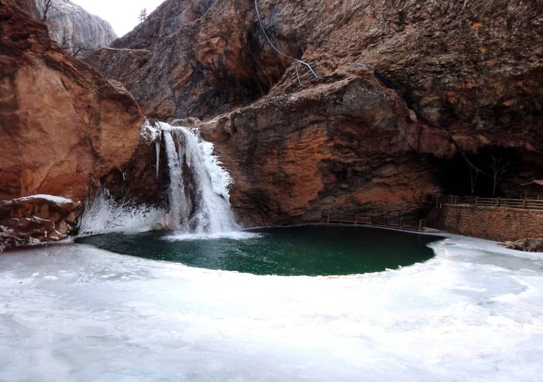 Konya'nın bu şelalesi buz tuttu 7